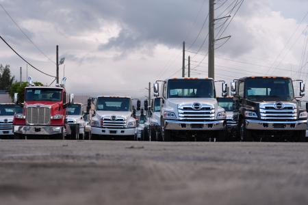 販売店に並ぶ日野自動車などのトラック＝９月２６日、米フロリダ州マイアミ（ＡＰ＝共同）
