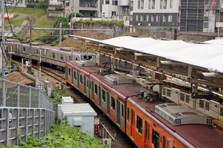 東急田園都市線梶が谷駅を往来する列車=7日午前6時36分、川崎市高津区