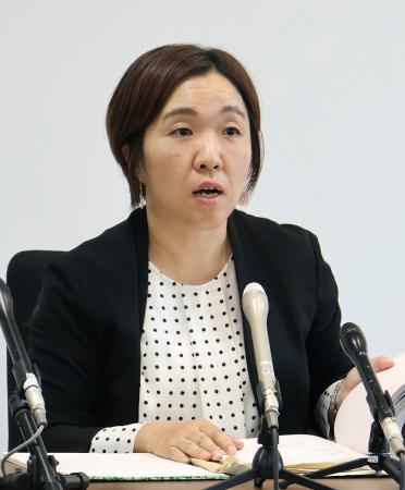 和解成立後、記者会見する原告側の寺西環江弁護士＝７日午前、広島市