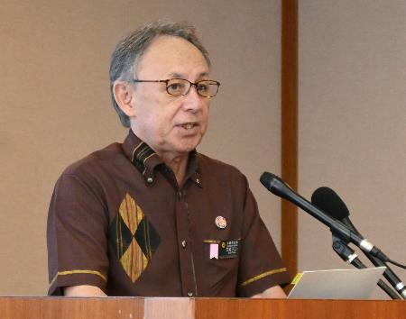 記者会見する沖縄県の玉城デニー知事＝７日午後、沖縄県庁