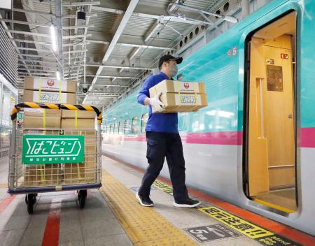 仙台駅で東北新幹線に積み込まれる、観光農園で生産されたナシを詰め込んだ段ボール箱＝７日正午ごろ