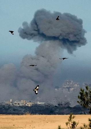７日朝、パレスチナ自治区ガザ北部で立ち上る黒煙＝イスラエル南部スデロト近郊から撮影（共同）