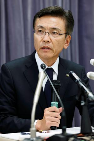 記者会見する東急電鉄の福田誠一社長＝７日午後、国交省