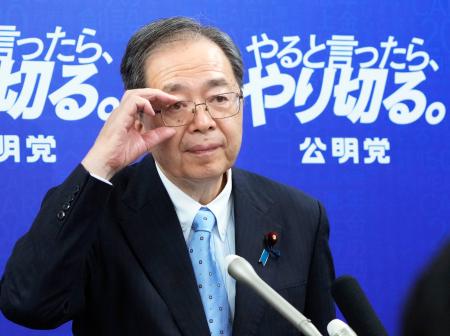 自民党の高市総裁ら新執行部との会談を終え、記者団の取材に応じる公明党の斉藤代表＝７日午後、国会