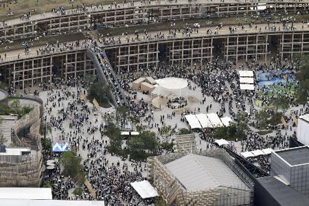 多くの来場者で混雑する大阪・関西万博の会場＝３日午後、大阪市此花区の夢洲