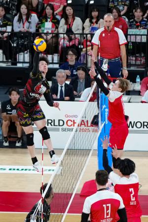 サントリー―ペルージャ 第4セット、スパイクを決めるペルージャの石川(左)。右奥はサントリーの高橋藍=有明アリーナ(代表撮影)