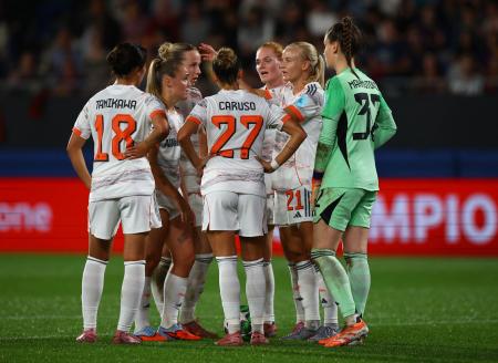 女子の欧州チャンピオンズリーグ１次リーグ、バルセロナ戦で相手ゴールに肩を落とす谷川萌々子（左）らバイエルン・ミュンヘンの選手たち＝７日、バルセロナ（ロイター＝共同）