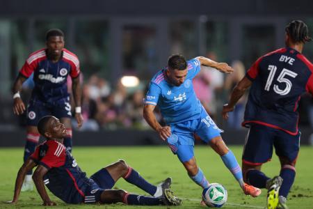 ４日のニューイングランド戦で攻め込むマイアミのジョルディ・アルバ＝米フォートローダーデール（イマジンイメージズ・ロイター＝共同）