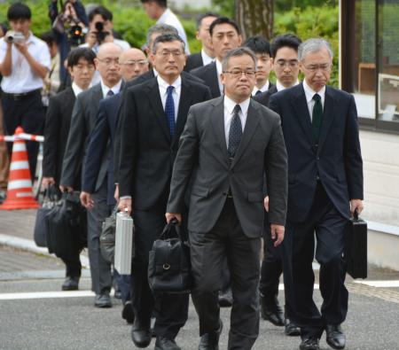 特別監察のため佐賀県警本部に入る警察庁の首席監察官ら＝８日午前