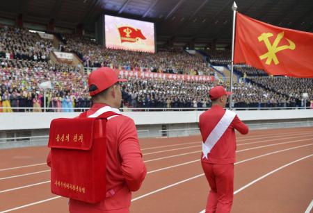 北朝鮮の金正恩朝鮮労働党総書記への忠誠を誓う手紙をリレー形式で運ぶ人たち＝７日、平壌（共同）