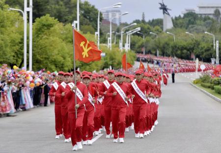 北朝鮮の金正恩朝鮮労働党総書記への忠誠を誓う手紙をリレー形式で運ぶ人たち=7日、平壌(共同)