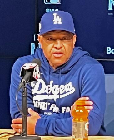 記者会見で質問に答えるドジャースのロバーツ監督＝ロサンゼルス（共同）