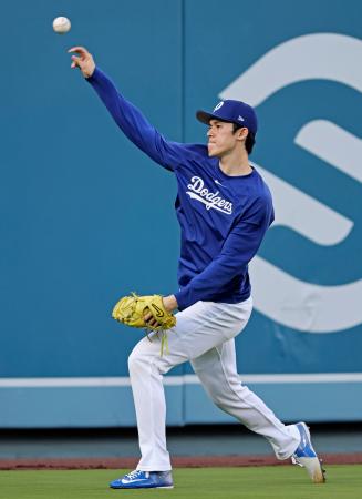 　キャッチボールするドジャース・佐々木＝ロサンゼルス（共同）