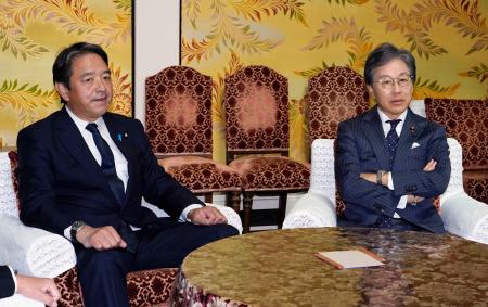 会談に臨む立憲民主党の安住幹事長（右）と国民民主党の榛葉幹事長＝８日午前、国会