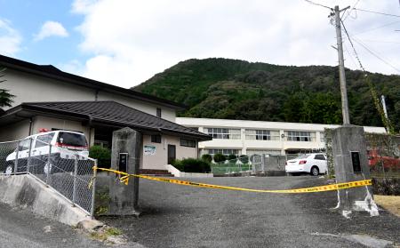 児童と職員が体調不良で病院に搬送された岡山県新見市の小学校＝８日午後１時１２分