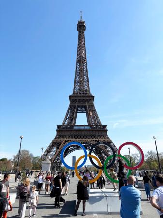 　観光客らが写真を撮るパリのエッフェル塔＝４月（共同）