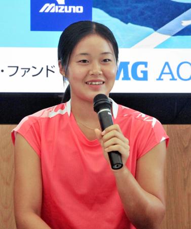 記者会見する女子テニスの園部八奏＝８日、大阪市住之江区