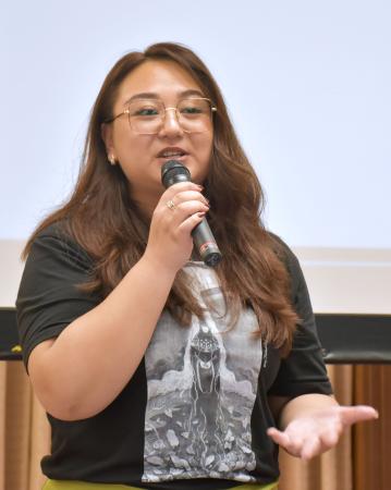 映画「ＪＡＲＡ」の上映会で、作品について語る監督のアイゲリム・セイチェノバさん＝７日、東京都内