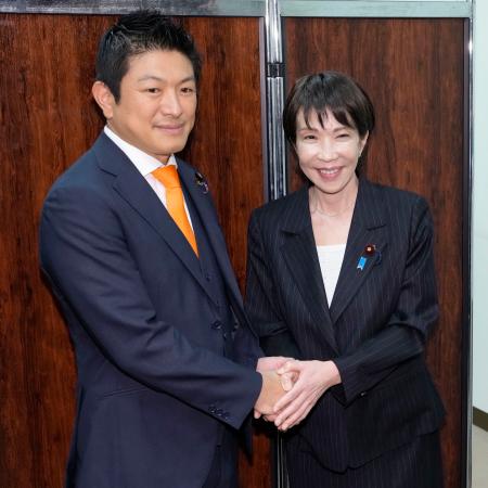 新執行部発足を受けたあいさつ回りで、参政党の神谷代表（左）と握手する自民党の高市総裁＝８日午後、国会