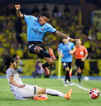 川崎―柏　後半、競り合う川崎・マルシーニョ（上）と柏・犬飼＝Ｕ等々力