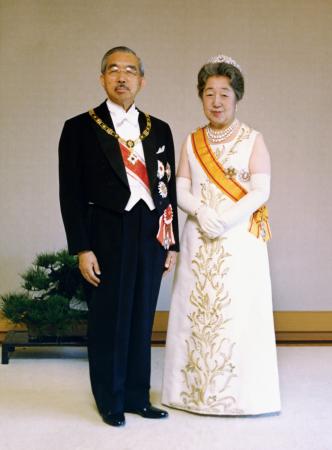 　正装姿の昭和天皇、香淳皇后＝１９７５年４月（宮内庁提供）