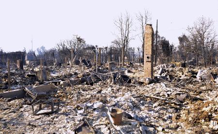 山火事で焼け落ち、廃虚と化した米ロサンゼルス西部パシフィックパリセーズの高級住宅街＝１月（共同）
