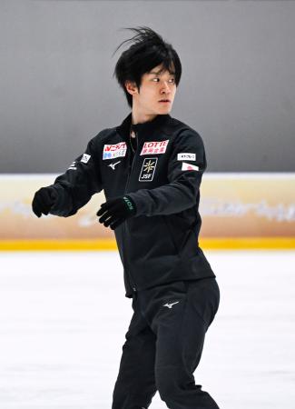 公式練習で調整する山本草太＝トビリシ（共同）