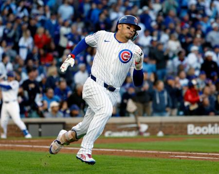 　ブルワーズ戦の３回、二塁打を放って走るカブス・鈴木＝シカゴ（共同）