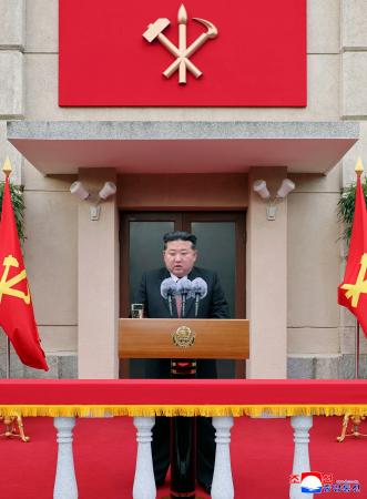 平壌の党創建事績館で演説する北朝鮮の金正恩朝鮮労働党総書記=8日(朝鮮中央通信=共同)