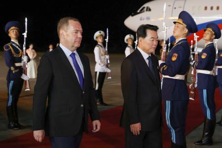 北朝鮮の朝鮮労働党創建80年の記念行事に出席するため、平壌に到着したロシア政権与党「統一ロシア」のメドベージェフ党首(左)=8日(タス=共同)