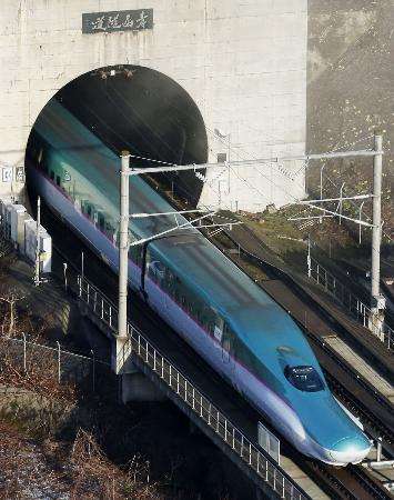 青函トンネルに入る北海道新幹線＝２０１６年、青森県今別町