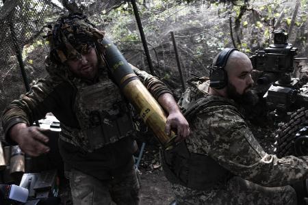 ウクライナ東部ドネツク州で、砲弾を運ぶウクライナ兵士=9月(ゲッティ=共同)