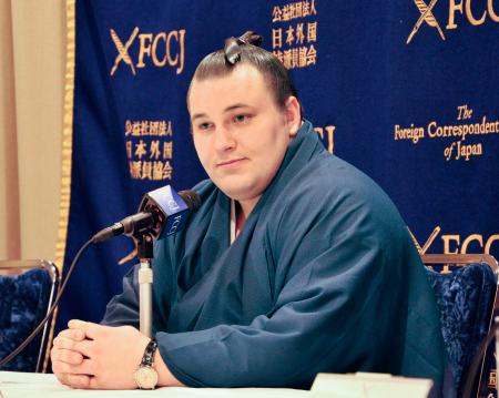 日本外国特派員協会で記者会見に臨む安青錦＝９日、東京都千代田区