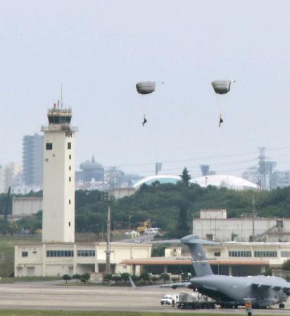 米空軍が沖縄県の嘉手納基地で実施したパラシュート降下訓練＝９日午後