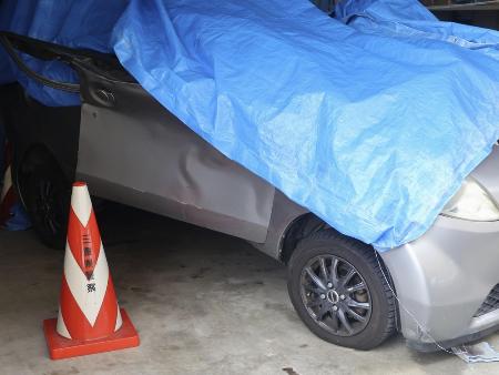 5人が死亡する横転事故を起こした軽乗用車。衝撃でドアが破損していた=3日、三重県警名張署