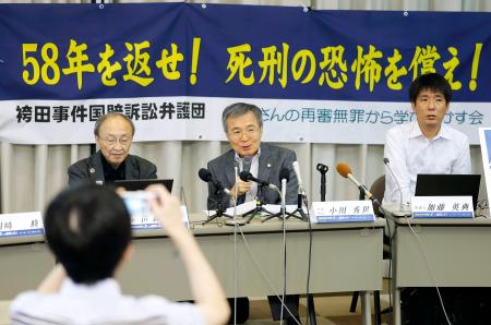 袴田巌さんの国家賠償請求訴訟の提訴後、記者会見する小川秀世弁護団長（中央）ら＝９日午後、静岡市