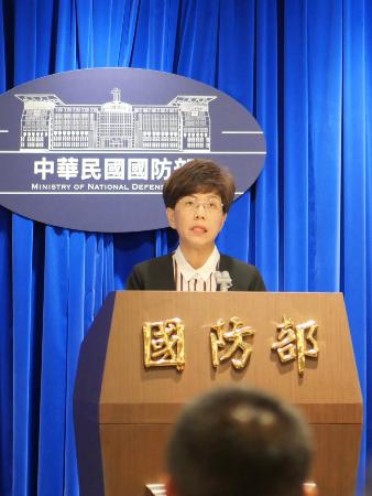 記者会見する台湾国防部（国防省）の幹部＝９日、台北（共同）