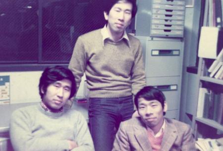 大学院生時代の北川進さん（左）と増田秀樹さん（中央）＝１９７４年、京都市