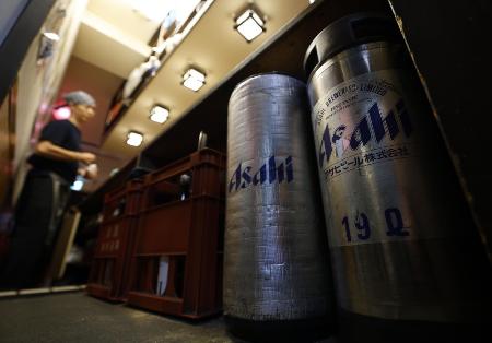 飲食店に置かれたアサヒビールのたる=3日、東京都台東区