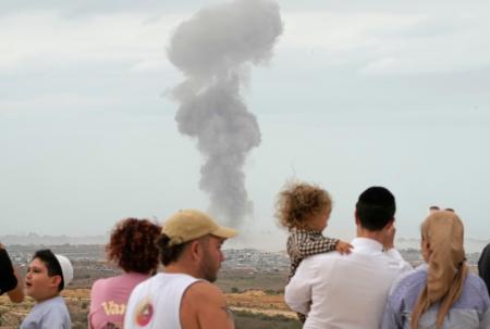 9日、和平計画の「第1段階」合意報道後もパレスチナ自治区ガザ北部で立ち上る白煙=イスラエル南部スデロトから撮影(共同)