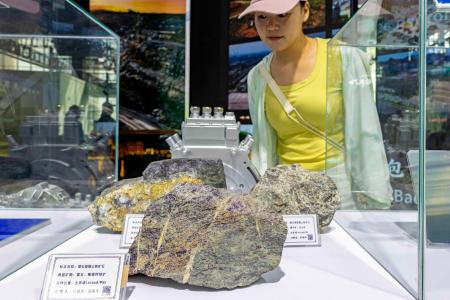 中国の博覧会で展示されたレアアースを含んだ鉱石＝８月、中国内モンゴル自治区フフホト（共同）