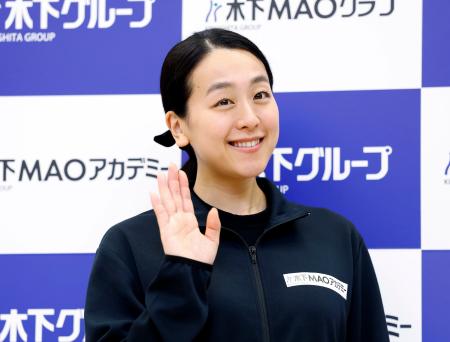 記念撮影に応じる浅田真央さん=9日午後、東京都立川市