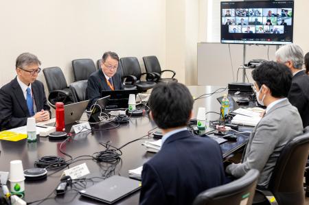 地震調査委員会であいさつする平田直委員長（左から２人目）＝９日午後、東京都千代田区