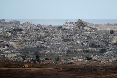 9日、破壊されたパレスチナ自治区ガザ北部=イスラエル南部スデロトから撮影(共同)