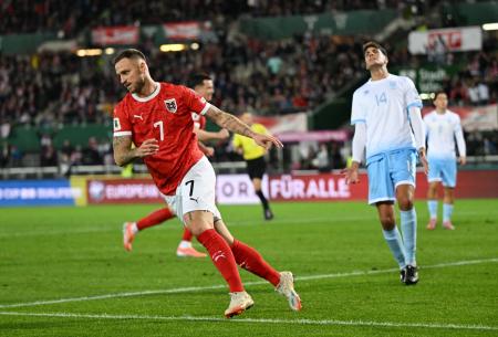 得点を喜ぶオーストリアの選手（左）＝９日（ロイター＝共同）