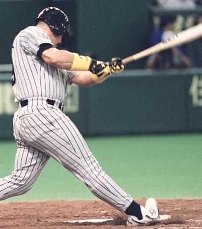 　１９９７年５月１０日の巨人戦で、自打球を右足甲に当てた阪神時代のグリーンウェルさん＝東京ドーム