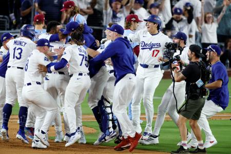 米大リーグ、フィリーズを破ってリーグ優勝決定シリーズ進出を決め、大喜びの大谷翔平(17)らドジャースの選手たち=9日、ロサンゼルス(共同)
