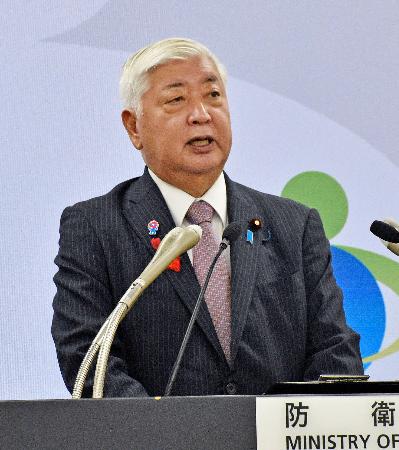 記者会見する中谷防衛相＝１０日午前、防衛省