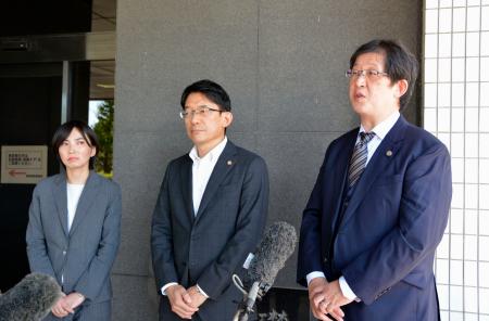 佐賀県警への申し入れ後、取材に応じる県弁護士会の半田望弁護士(右)ら=10日午後、佐賀県警本部前