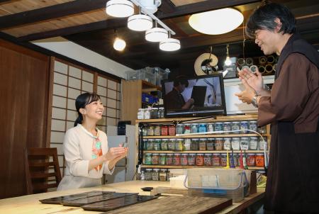 　漆芸作家の四代三木表悦さんから作品の説明を受けられる佳子さま＝１０日午前、京都市中京区（代表撮影）